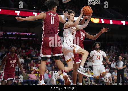 Der südkalifornische Trojaner Drew Peterson (13) verteidigt den Ball während eines Basketballspiels der NCAA College am Sonntag, den 20. Februar 2022, in Los Angeles. Die USC besiegte Washington State 62–60. Stockfoto