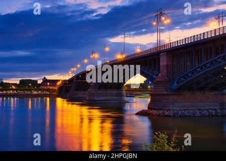 Theodor-Heuss-Brücke in Mainz, Rheinland-Pfalz, die Verbindung zwischen Mainz und Wiesbaden in der blauen Stunde mit Wasserspiegelung Stockfoto