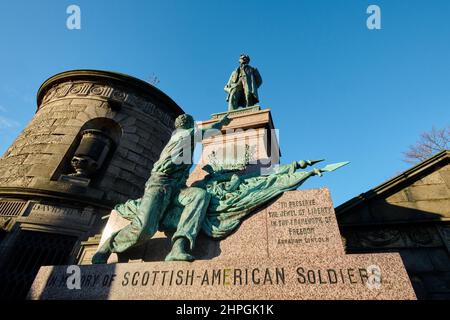 Edinburgh Schottland, Großbritannien Februar 21 2022. Der US-Generalkonsul Jack Hillmeyer, der am 2022. Tag der US-Präsidenten von der Historischen Vereinigung des Weißen Hauses initiiert wurde, und der Kabinettsminister für Verfassung, Äußeres und Kultur, Angus Robertson, MSP, und der Vizekonvent der Stadt Edinburgh, Amy McNeese- Mechan legte Kränze am Fuße der Abraham Lincoln Statue und Kriegsdenkmal auf dem Old Calton Calton Cemetery. Credit sst/alamy live News Stockfoto