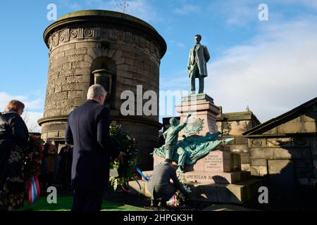 Edinburgh Schottland, Großbritannien Februar 21 2022. Der US-Generalkonsul Jack Hillmeyer, der am 2022. Tag der US-Präsidenten von der Historischen Vereinigung des Weißen Hauses initiiert wurde, und der Kabinettsminister für Verfassung, Äußeres und Kultur, Angus Robertson, MSP, und der Vizekonvent der Stadt Edinburgh, Amy McNeese- Mechan legte Kränze am Fuße der Abraham Lincoln Statue und Kriegsdenkmal auf dem Old Calton Calton Cemetery. Credit sst/alamy live News Stockfoto