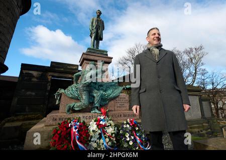 Edinburgh Schottland, Großbritannien Februar 21 2022. Der US-Generalkonsul Jack Hillmeyer, der am 2022. Tag der US-Präsidenten von der Historischen Vereinigung des Weißen Hauses initiiert wurde, und der Kabinettsminister für Verfassung, Äußeres und Kultur, Angus Robertson, MSP, und der Vizekonvent der Stadt Edinburgh, Amy McNeese- Mechan legte Kränze am Fuße der Abraham Lincoln Statue und Kriegsdenkmal auf dem Old Calton Calton Cemetery. Credit sst/alamy live News Stockfoto