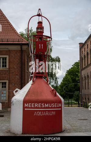 Stralsund, Deutschland 24. Juni 2021, Eine große Boje mit der Bezeichnung Meeresmuseum in der Stadt Stralsund Stockfoto