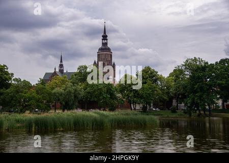 Der Blick auf die St. Marys Kirche in der Hansestadt Stralsund Stockfoto