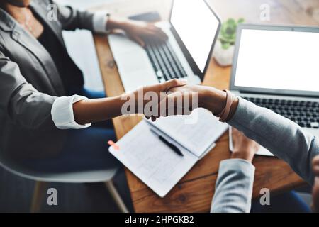 Eine Partnerschaft war die beste Entscheidung. Aufnahme von zwei Geschäftsfrauen, die sich in einem Büro die Hände schüttelten. Stockfoto