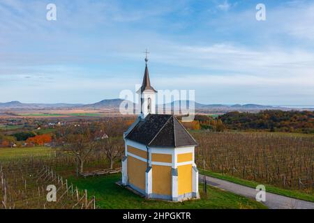 Lesenceistvánd, Ungarn - kleine Kapelle namens Jungfrau Maria mit Weinberg in der Nähe des Plattensees. Der ungarische Name ist Szűz Mária kápolna. Stockfoto