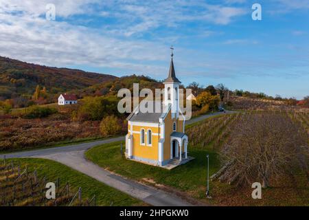 Lesenceistvánd, Ungarn - kleine Kapelle namens Jungfrau Maria mit Weinberg in der Nähe des Plattensees. Der ungarische Name ist Szűz Mária kápolna. Stockfoto