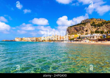 Malerischer Blick auf Cefalu Strand, Cefalu Stadt, Sizilien, Italien. Cefalu hat einen langen und schönen Strand mit sauberem, goldenem Sand. Mount La Rocca di Cefalu auf Stockfoto