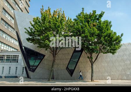 London Metropolitan University Graduate Center von Daniel Libeskind mit Bäumen vor dem Holloway Road Campus Stockfoto