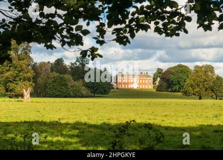 Blick über den Beningbrough Park auf das georgianische Herrenhaus in der Nähe von York in North Yorkshire Stockfoto