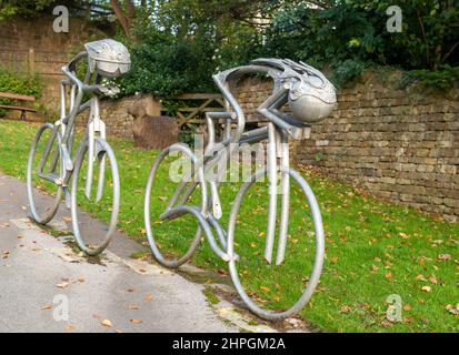 Metallskulptur von zwei Rennradfahrern anlässlich des Besuchs der Tour de France im Jahr 2014 in Knaresborough in North Yorkshire Stockfoto