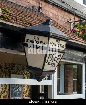 Laternenstil Pub Schild vor dem Worlds End Pub in Knaresborough, North Yorkshire Stockfoto