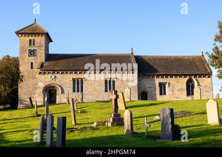 Panoramablick auf die alte normannische Pfarrkirche in Healaugh, North Yorkshire Stockfoto