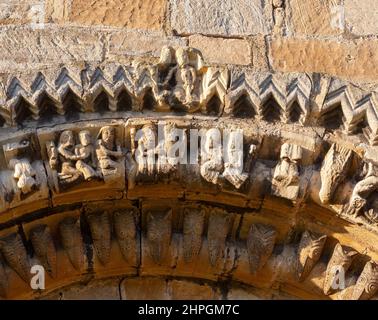 Detail des fein geschnitzten normannischen Torboges am Eingang der St. John the Baptist Kirche in Healaugh, North Yorkshire Stockfoto