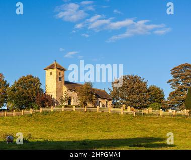 Panoramablick auf die alte normannische Pfarrkirche in Healaugh, North Yorkshire Stockfoto