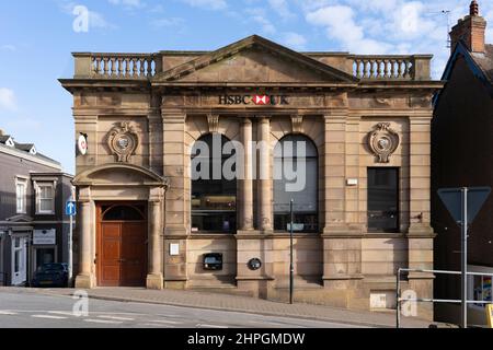 Das denkmalgeschützte Gebäude mit einer gekleideten Steinfassade einer HSBC-Niederlassung in der Church Street 1 in Great Malvern, Worcestershire, England Stockfoto