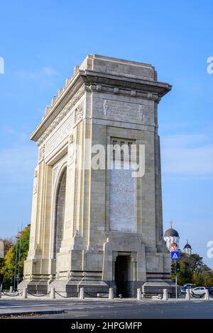 Bukarest, Rumänien - 6. November 2021: Arcul de Triumph (Triumphbogen) Triumphbogen und Wahrzeichen, im nördlichen Teil der Stadt auf Stockfoto