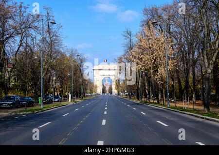 Bukarest, Rumänien - 6. November 2021: Arcul de Triumph (Triumphbogen) Triumphbogen und Wahrzeichen, im nördlichen Teil der Stadt auf Stockfoto