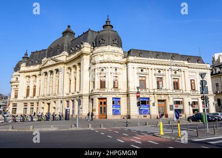 Bukarest, Rumänien - 6. November 2021: Zentrale Universitätsbibliothek mit Reiterdenkmal an König Carol I. davor auf dem Revolutiei-Platz (Pia Stockfoto