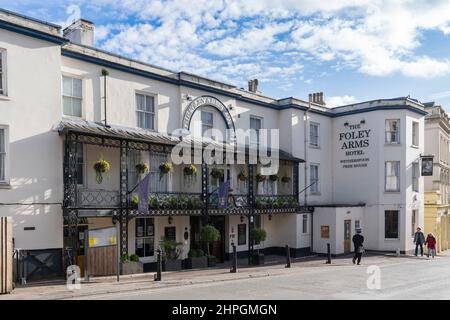 Das Foley Arms Hotel, Ein Wetherspoon Free House, das im georgianischen Stil gehaltene Posthaus, wurde von Samuel Deykes für John Downs entworfen. Great Malvern, England Stockfoto