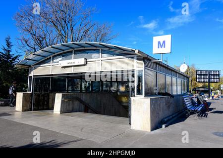 Bukarest, Rumänien, 20. November 2021: Haupteingang zur U-Bahn-Station Timpuri Noi an einem sonnigen Herbsttag Stockfoto