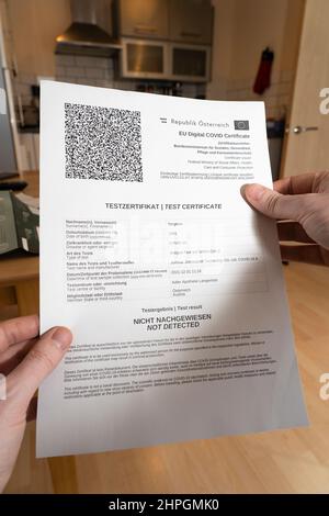 Ein 40-jähriger englischer Mann, der ein negatives Covid-19-Testzertifikat aus Österreich hatte, musste von einem bernsteinfarbenen Land aus nach Großbritannien zurückfliegen. VEREINIGTES KÖNIGREICH Stockfoto