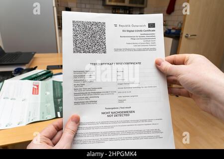 Ein 40-jähriger englischer Mann, der ein negatives Covid-19-Testzertifikat aus Österreich hatte, musste von einem bernsteinfarbenen Land aus nach Großbritannien zurückfliegen. VEREINIGTES KÖNIGREICH Stockfoto
