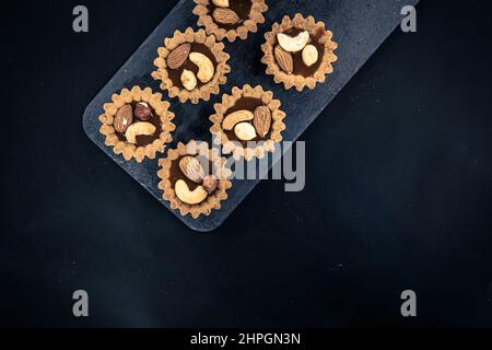 Nahaufnahme von Cookies in Form von Körben mit Nussfüllung. Stockfoto