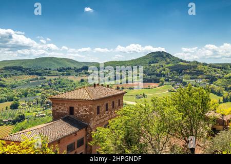 Blick von der Stadt Montepulciano auf die umliegende Landschaft, Toskana Region Italien, Europa. Stockfoto