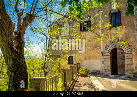 Die Kirche Santa Maria dei Servi in Montepulciano, eine mittelalterliche und Renaissance-Hügelstadt in der italienischen Provinz Siena im Süden der Toskana, Italien. Stockfoto