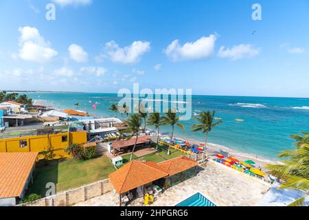 Ipojuca, PE, Brasilien - 15. Oktober 2021: Porto de Galinhas Strand, brasilianischer Nordoststrand, Touristenziel von Pernambuco. Luftaufnahme des Baus Stockfoto