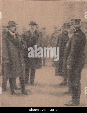 Interessantes Bild des französischen Hauptquartiers. Der Präsident der Republik Raymond Poincaré (links) ehrt neben Premierminister René Viviani (Mitte) den Kommandanten der französischen Armee, General Joffri. ADDITIONAL-RIGHTS-CLEARANCE-INFO-NOT-AVAILABLE UND ABGELAUFEN. Stockfoto