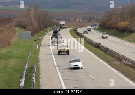 Brno, Tschechische Republik - 30. März 2015:Dragoon Ride - Konvoi der US-Armee fährt durch die Tschechische Republik. Der US-Militärkonvoi, der aus der Ostsee zurückkehrt Stockfoto