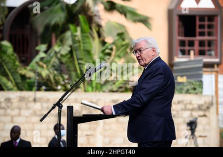 Dakar, Senegal. 21st. Februar 2022. Bundespräsident Frank-Walter Steinmeier spricht bei der Grundsteinlegung für den Neubau des Goethe-Instituts in Dakar. Präsident Steinmeier ist zu einem dreitägigen Besuch in der Westafrikanischen Republik Senegal. Quelle: Bernd von Jutrczenka/dpa/Alamy Live News Stockfoto