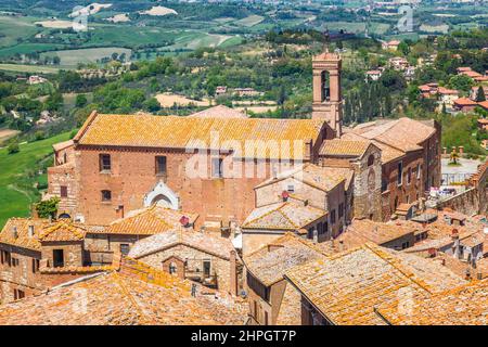 Montepulciano, eine mittelalterliche und Renaissance-Hügelstadt in der italienischen Provinz Siena in der südlichen Toskana, Italien. Blick von oben auf die Stadt und ihre Stockfoto