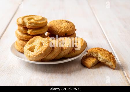 Leckere Shortbread-Kekse mit Zucker auf einer Untertasse über dem weißen Holztisch. Knusprige Butterkekse zum Frühstück aus nächster Nähe. Dänisches Gebäck, süßes Essen. Stockfoto