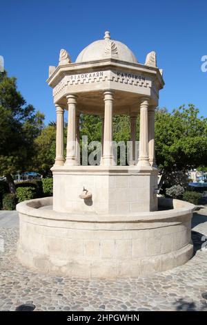 Kalksteinbrunnen vor der Agia Paraskevi Kirche in Geroskipou, Zypern Stockfoto