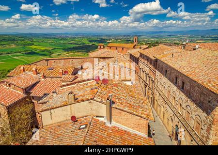 Montepulciano, eine mittelalterliche und Renaissance-Hügelstadt in der italienischen Provinz Siena in der südlichen Toskana, Italien. Blick von oben auf die Stadt und ihre Stockfoto