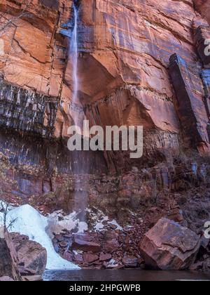 Wasserfall, der den Upper Emerald Pool füttert, Zion National Park, Utah. Stockfoto