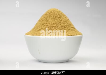 Fenchel-Pulver, indische Gewürze, in einer weißen Schüssel mit weißem Hintergrund angeordnet Stockfoto