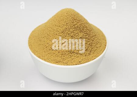 Fenchel-Pulver, indische Gewürze, in einer weißen Schüssel mit weißem Hintergrund angeordnet Stockfoto