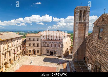 Montepulciano, eine mittelalterliche und Renaissance-Hügelstadt in der italienischen Provinz Siena in der südlichen Toskana, Italien. Blick von oben auf die Stadt und ihre Stockfoto