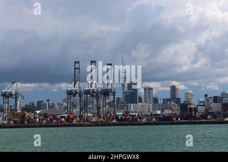 Krane aus einer Hafenanlage in der Mechanics Bay, Auckland, Neuseeland Stockfoto