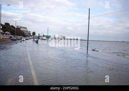 SOUTHEND-ON-SEA, GROSSBRITANNIEN. FEBRUAR 21, Southend Seafront flutet, als Sturm Franklin Großbritannien trifft, der dritte Sturm, der Großbritannien diese Woche traf.am Montag, den 21st. Februar 2022. (Kredit: Lucy North | MI News) Kredit: MI Nachrichten & Sport /Alamy Live News Stockfoto