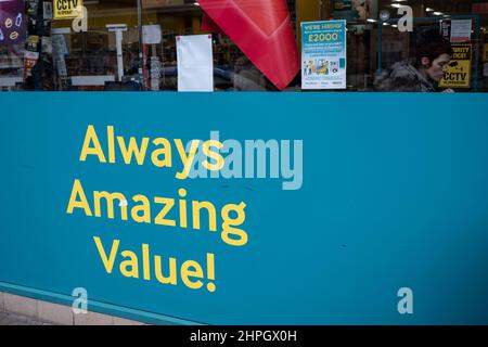 Geschäfte, die außerhalb von Poundland in Kings Heath Waren mit Preisnachlässen anbieten, wie das British Retail Consortium ankündigt, dass steigende Energiepreise in Großbritannien dazu führen werden, dass die Käufer in den kommenden Monaten vorsichtiger werden, da die Lebenshaltungskosten in die Höhe treiben, einschließlich steigender Inflation, Statische Löhne und steigende Preise für Konsumgüter am 9th. Februar 2022 in Birmingham, Großbritannien. Angesichts steigender Preise, einschließlich Hypotheken- und Mietzahlungen, Steuern, Lebensmittel und Kraftstoff, stehen die britischen Verbraucher vor einem schwierigen Jahr und werden mit ziemlicher Sicherheit ihre Geldbeutel straffen müssen. Stockfoto