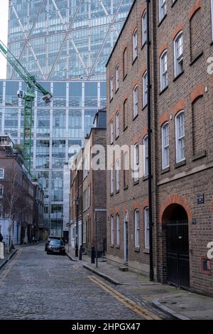 Alte und neue Ansicht entlang der Folgate Street in Richtung Broadgate Tower in der City of London am 14th. Februar 2022 in London, Großbritannien. Der Broadgate Tower ist ein Wolkenkratzer im Hauptfinanzviertel Londons, der City of London. Es wurde zwischen 2005 und 2008 erbaut und von Skidmore, Owings & Merrill entworfen. Stockfoto