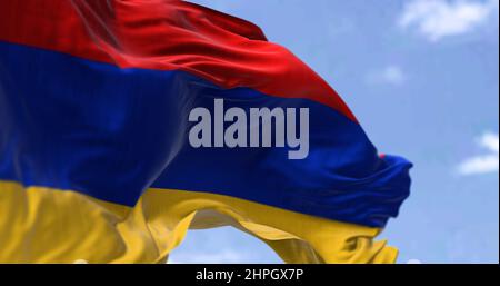 Detail der Nationalflagge Armeniens, die an einem klaren Tag im Wind winkt. Armenien ist ein Binnenland im armenischen Hochland des Westens Stockfoto