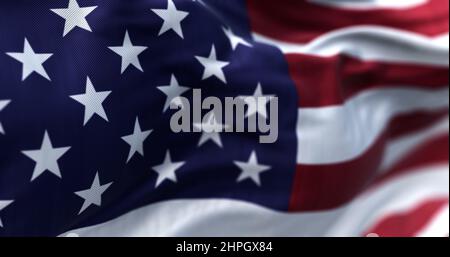 Nahaufnahme der Nationalflagge der Vereinigten Staaten von Amerika, die winkt. Selektiver Fokus. Demokratie, Unabhängigkeit und Wahltag. Patriotisches Symbol eines Stockfoto