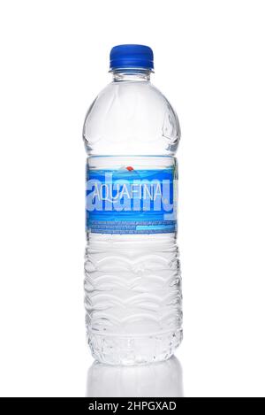 IRVINE, KALIFORNIEN - 21. FEB 2022: Eine Plastikflasche mit Aquafina Pure Water, hergestellt von PepsiCo. Stockfoto