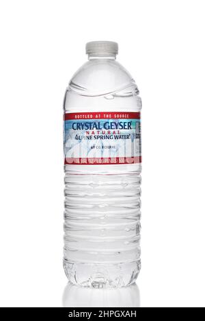 IRVINE, KALIFORNIEN - 21. FEB 2022: Eine Plastikflasche mit Crystal Geyser Alpine Spring Water, von CG Roxane. Stockfoto