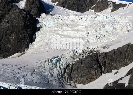 Hubschrauberflug über einen Gletscher in den neuseeländischen Alpen Stockfoto